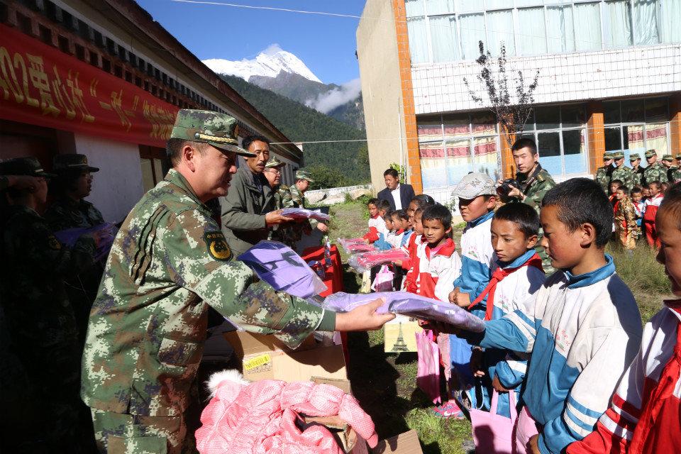 西藏边防吉隆捐赠活动